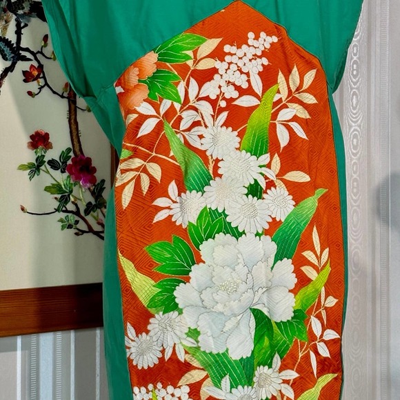 Green Statement Collar Caftan w/ Silk Floral Kimono Pattern - Picture 5 of 10